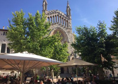 Plaza del pueblo Sóller iglesia turismo en mallorca , hollydays in Spain
