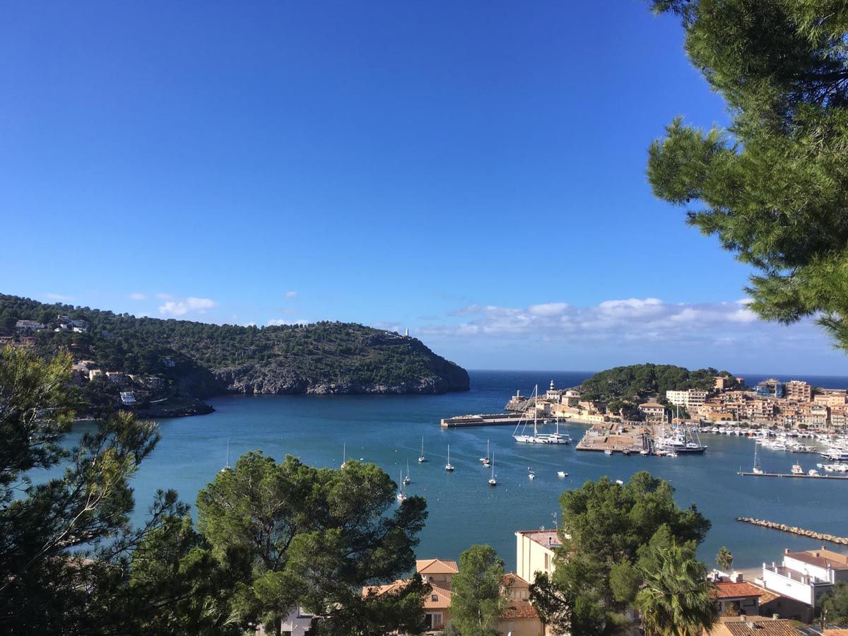Puerto de Sóller vista desde casa vacacional familiar en Mallorca