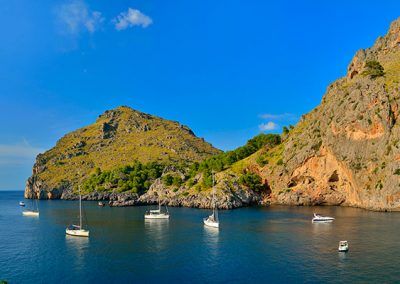 La Foradada barcos fondeados vacaciones navegar veleros